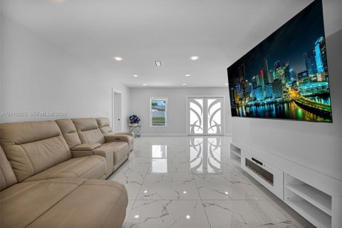Villa ou maison à vendre à Miami, Floride: 4 chambres, 243.68 m2 № 2432298 - photo 10