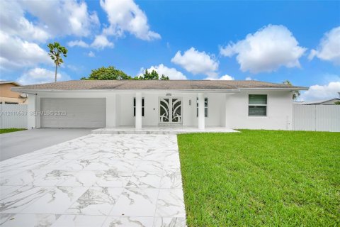 Villa ou maison à vendre à Miami, Floride: 4 chambres, 243.68 m2 № 2432298 - photo 3