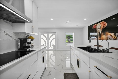 Villa ou maison à vendre à Miami, Floride: 4 chambres, 243.68 m2 № 2432298 - photo 18
