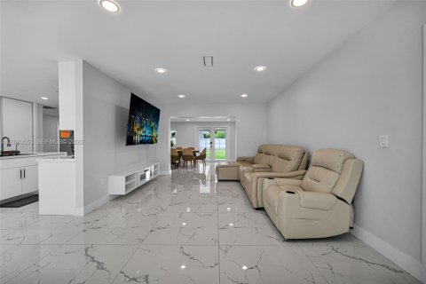 Villa ou maison à vendre à Miami, Floride: 4 chambres, 243.68 m2 № 2432298 - photo 8