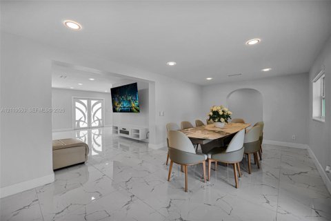 Villa ou maison à vendre à Miami, Floride: 4 chambres, 243.68 m2 № 2432298 - photo 12