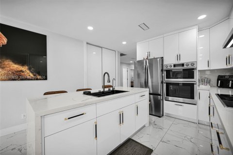 Villa ou maison à vendre à Miami, Floride: 4 chambres, 243.68 m2 № 2432298 - photo 16