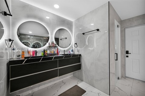 Villa ou maison à vendre à Miami, Floride: 4 chambres, 243.68 m2 № 2432298 - photo 24