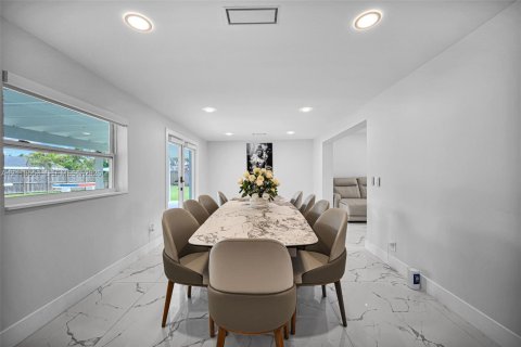 Villa ou maison à vendre à Miami, Floride: 4 chambres, 243.68 m2 № 2432298 - photo 13