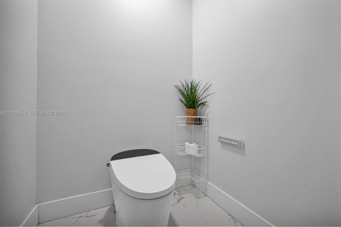 Villa ou maison à vendre à Miami, Floride: 4 chambres, 243.68 m2 № 2432298 - photo 28