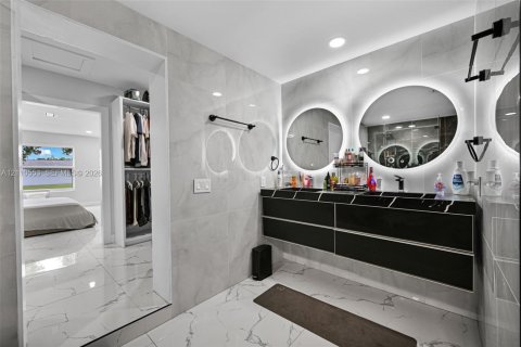 Villa ou maison à vendre à Miami, Floride: 4 chambres, 243.68 m2 № 2432298 - photo 25