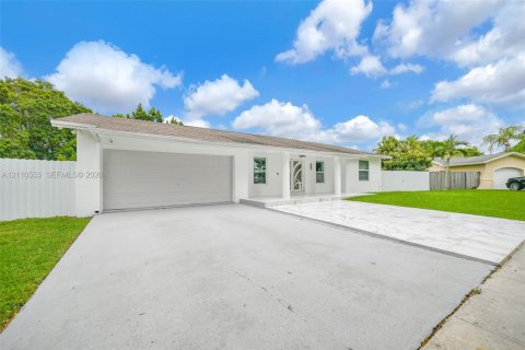 Villa ou maison à vendre à Miami, Floride: 4 chambres, 243.68 m2 № 2432298 - photo 4