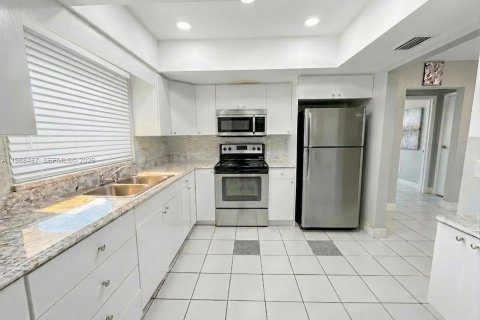 House in Sunrise, Florida 2 bedrooms, 115.85 sq.m. № 2050570 - photo 2