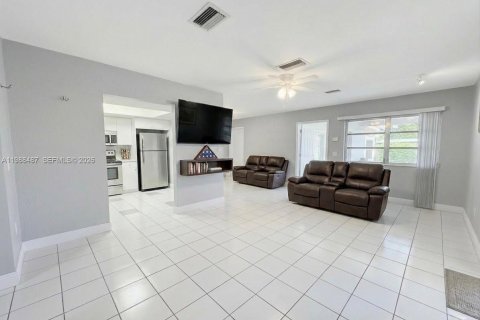 House in Sunrise, Florida 2 bedrooms, 115.85 sq.m. № 2050570 - photo 4