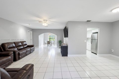House in Sunrise, Florida 2 bedrooms, 115.85 sq.m. № 2050570 - photo 3