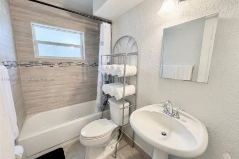 House in Sunrise, Florida 2 bedrooms, 115.85 sq.m. № 2050570 - photo 8