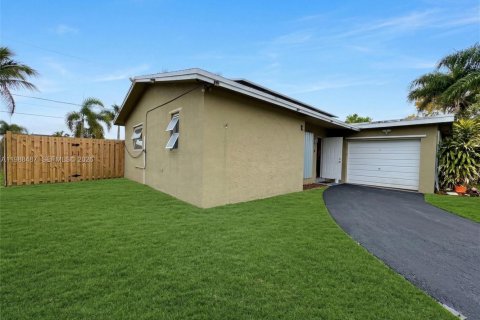 House in Sunrise, Florida 2 bedrooms, 115.85 sq.m. № 2050570