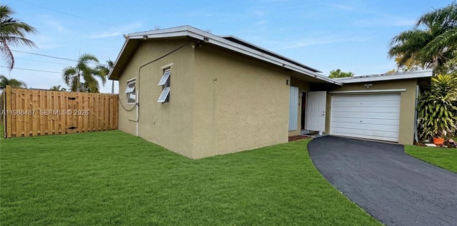 House in Sunrise, Florida 2 bedrooms, 115.85 sq.m. № 2050570