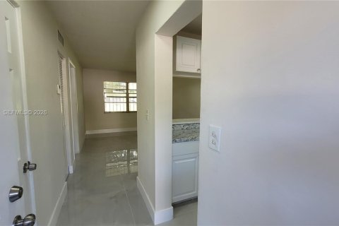 Снять в аренду квартиру в Опа-Локка, Флорида 2 спальни, 78.97м2, № 2005309 - фото 2