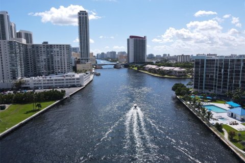 Condominio en alquiler en Hallandale Beach, Florida, 1 dormitorio, 85.01 m2 № 2079187 - foto 2