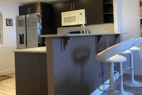 Condominio en alquiler en Hallandale Beach, Florida, 1 dormitorio, 85.01 m2 № 2079187 - foto 24