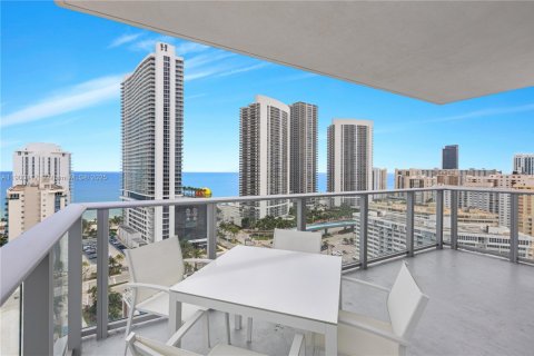 Condo in Hollywood, Florida, 2 bedrooms № 2081688 - photo 19