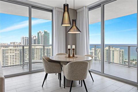 Condo in Hollywood, Florida, 2 bedrooms № 2081688 - photo 11