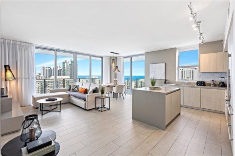 Condo in Hollywood, Florida, 2 bedrooms № 2081688 - photo 2