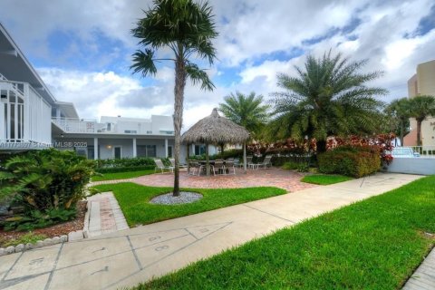 Condo in Lauderdale-by-the-Sea, Florida  № 1861102 - photo 20