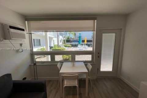 Condo in Lauderdale-by-the-Sea, Florida  № 1861102 - photo 1