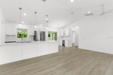 Villa ou maison à vendre à North Port, Floride: 3 chambres, 117.99 m2 № 1825094 - photo 6