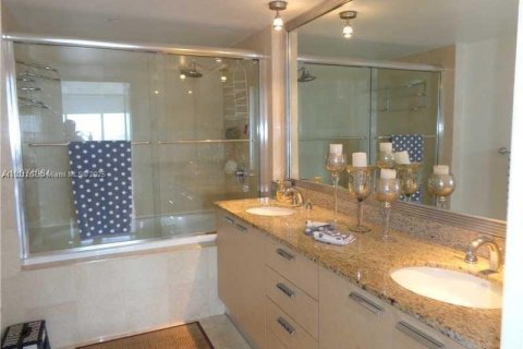 Apartment in Hallandale Beach, Florida 3 bedrooms, 145.95 sq.m. № 2018453 - photo 18