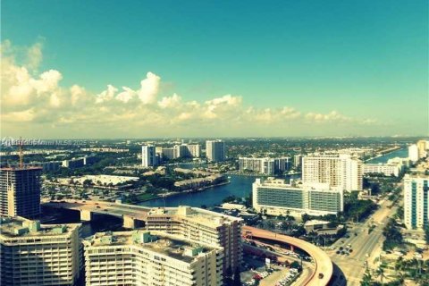 Apartment in Hallandale Beach, Florida 3 bedrooms, 145.95 sq.m. № 2018453 - photo 17