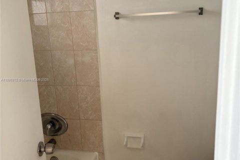 Apartamento en alquiler en Hialeah, Florida, 2 dormitorios, 78.04 m2 № 1933515 - foto 12