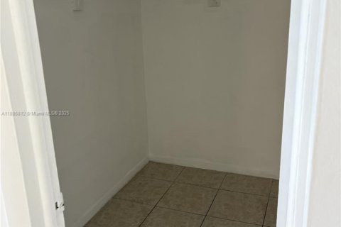 Apartamento en alquiler en Hialeah, Florida, 2 dormitorios, 78.04 m2 № 1933515 - foto 11