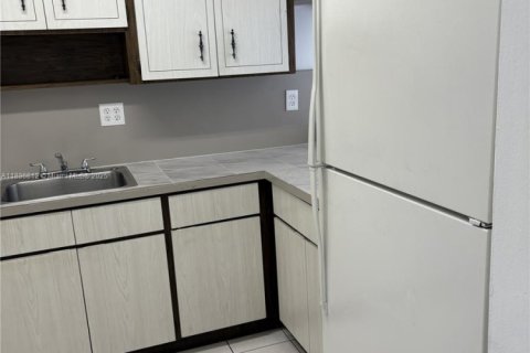 Apartamento en alquiler en Hialeah, Florida, 2 dormitorios, 78.04 m2 № 1933515 - foto 8