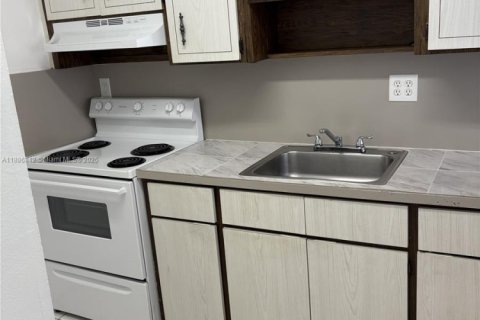 Apartamento en alquiler en Hialeah, Florida, 2 dormitorios, 78.04 m2 № 1933515 - foto 7
