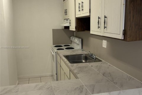 Apartamento en alquiler en Hialeah, Florida, 2 dormitorios, 78.04 m2 № 1933515 - foto 9