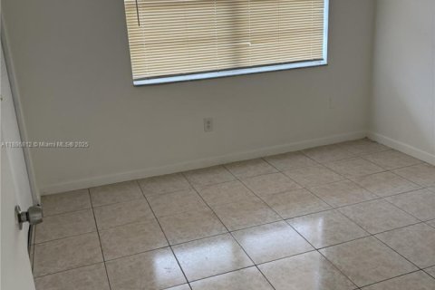 Apartamento en alquiler en Hialeah, Florida, 2 dormitorios, 78.04 m2 № 1933515 - foto 14