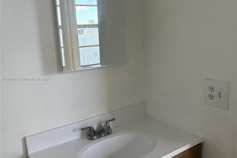 Apartamento en alquiler en Hialeah, Florida, 2 dormitorios, 78.04 m2 № 1933515 - foto 13