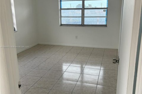 Apartamento en alquiler en Hialeah, Florida, 2 dormitorios, 78.04 m2 № 1933515 - foto 10