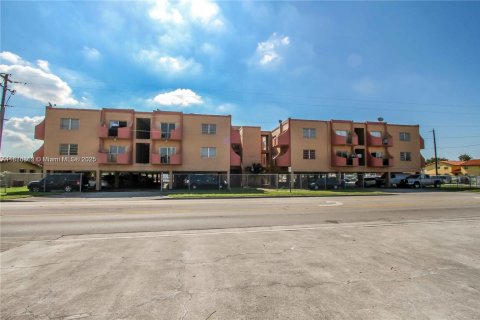 Apartamento en alquiler en Hialeah, Florida, 2 dormitorios, 78.04 m2 № 1933515 - foto 3