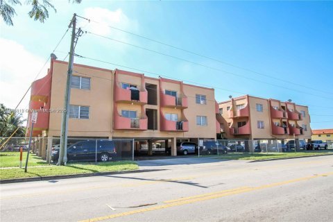 Apartamento en alquiler en Hialeah, Florida, 2 dormitorios, 78.04 m2 № 1933515 - foto 2