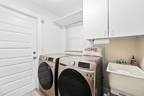Casa en venta en Weston, Florida, 5 dormitorios, 242.2 m2 № 1875709 - foto 26
