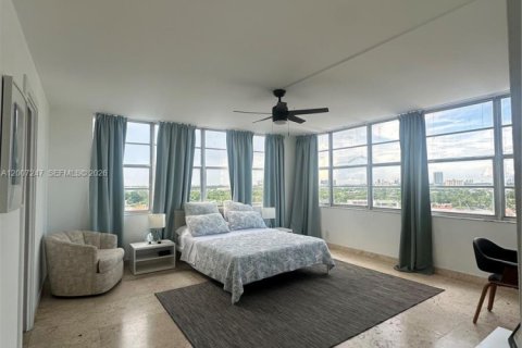 Condominio en venta en North Miami, Florida, 2 dormitorios, 110.37 m2 № 2260322 - foto 15