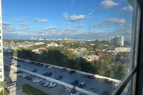 Condominio en venta en North Miami, Florida, 2 dormitorios, 110.37 m2 № 2260322 - foto 7
