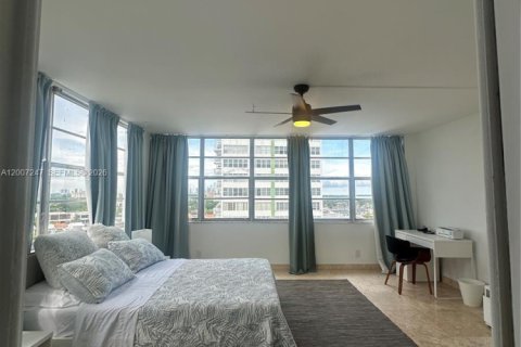 Condominio en venta en North Miami, Florida, 2 dormitorios, 110.37 m2 № 2260322 - foto 13