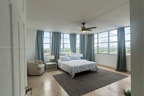 Condominio en venta en North Miami, Florida, 2 dormitorios, 110.37 m2 № 2260322 - foto 14