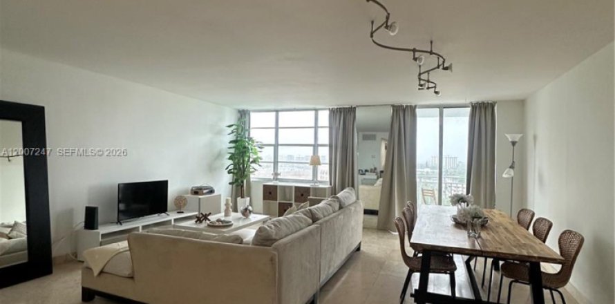 Condominio en North Miami, Florida, 2 dormitorios № 2260322
