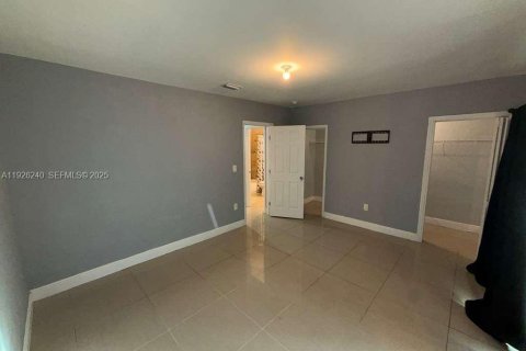 Снять в аренду виллу или дом в Майами-Гарденс, Флорида 2 спальни, 366.5м2, № 1984543 - фото 5