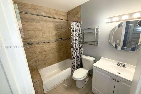 Снять в аренду виллу или дом в Майами-Гарденс, Флорида 2 спальни, 366.5м2, № 1984543 - фото 4