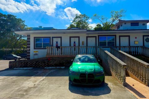 Снять в аренду виллу или дом в Майами-Гарденс, Флорида 2 спальни, 366.5м2, № 1984543 - фото 1