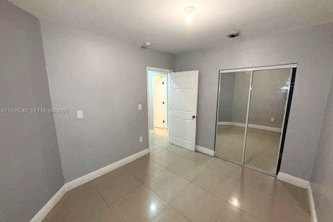 Снять в аренду виллу или дом в Майами-Гарденс, Флорида 2 спальни, 366.5м2, № 1984543 - фото 2