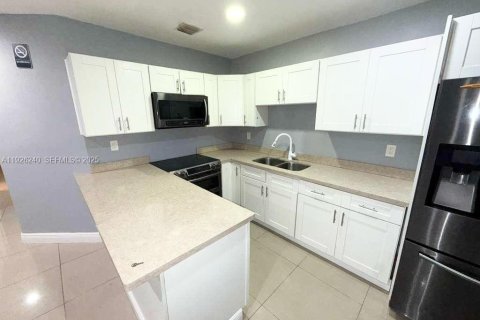 Снять в аренду виллу или дом в Майами-Гарденс, Флорида 2 спальни, 366.5м2, № 1984543 - фото 3