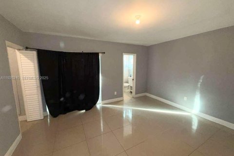 Снять в аренду виллу или дом в Майами-Гарденс, Флорида 2 спальни, 366.5м2, № 1984543 - фото 6